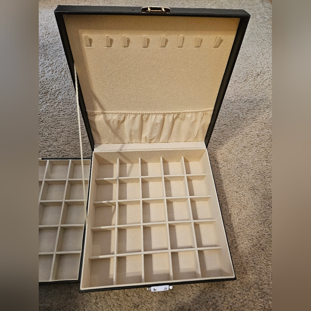 Black Jewelry And Earring Organizer - Picture 4 of 4